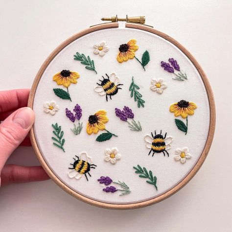 This cute summer embroidery pattern features a bee design with hand stitched flowers, suitable for beginners it is simple and easy to stitch with step by step guides. Create as wall decor or for a special hand made gift. Download and begin your hand embroidery journey today! Embroidery Stitches Flowers Tutorials Simple, Simple Embroidery Patern, Bee Embroidery Pattern Simple, Sunflower Embroidery Simple Pattern, Simple Bee Embroidery Tutorial, Flower Embroidery Stitches Tutorial, Lavender Embroidery Pattern, Insect Embroidery, Learn To Embroider