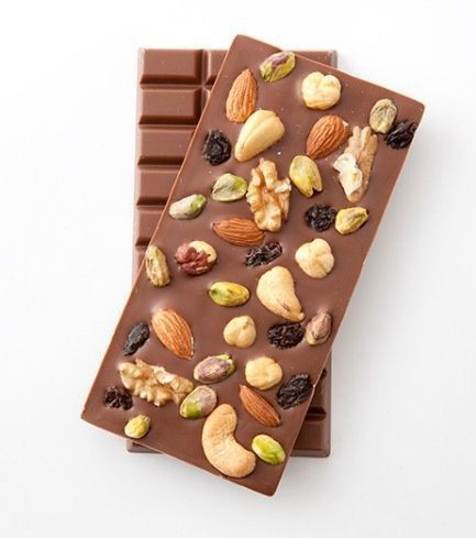 Eggless Cookie, Chocolate Store, Homemade Chocolate Bars, Fruit And Nut Bars, Personalized Chocolate Bars, Chocolate Candy Recipes, Chocolate Dishes, Chocolate Diy, Chocolate Recipes Homemade