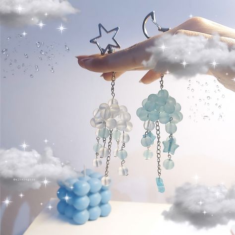 Handmade rain cloud keychain made with beads Keychain Beads Ideas, Beads Keychain Ideas, Beaded Keychain Ideas, Beaded Keychain Diy, Beaded Cloud, Cloud Keychain, Earrings Handmade Tutorial, Beads Keychain, Diy Gifts To Sell