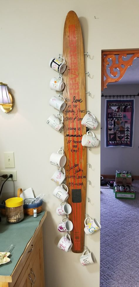 Repurpose Water Skis, Ski Diy Projects, Vintage Water Ski Decor, Waterski Decor Ideas, Shot Ski Design Ideas, Water Ski Decor Ideas, Ski Decor Ideas, Ski Christmas Decor, Old Skis Ideas