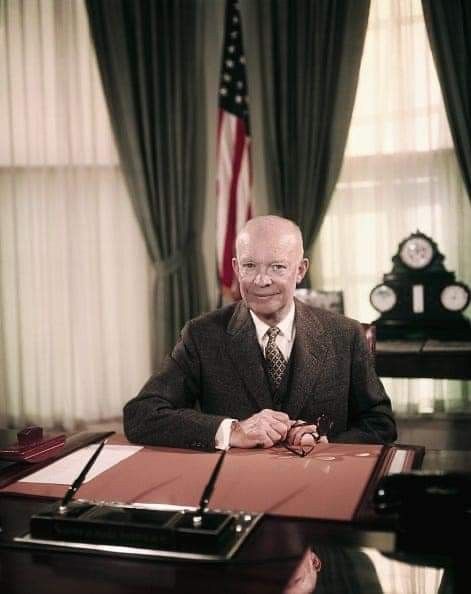 Royal Titles, Sitting At Desk, Dwight D Eisenhower, Dwight Eisenhower, Patriotic Pictures, Agnes Moorehead, United States Presidents, Oval Office, Usa Presidents