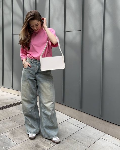 Pink Shirt And Jeans Outfit, Pink T Shirt Outfit, Jeans Palazzo, Oversize Tshirt Outfits, Beautiful Streets, Plain T Shirt, Casual Day Outfits, Pink T Shirt, Style Pink