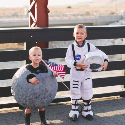 Diy Moon Costume Women, Full Moon Costume, Diy Moon Costume, Moon Costume Diy, Moon Halloween Costume, Rocket Costume, Diy Moon, Moon Costume, Nasa Rocket