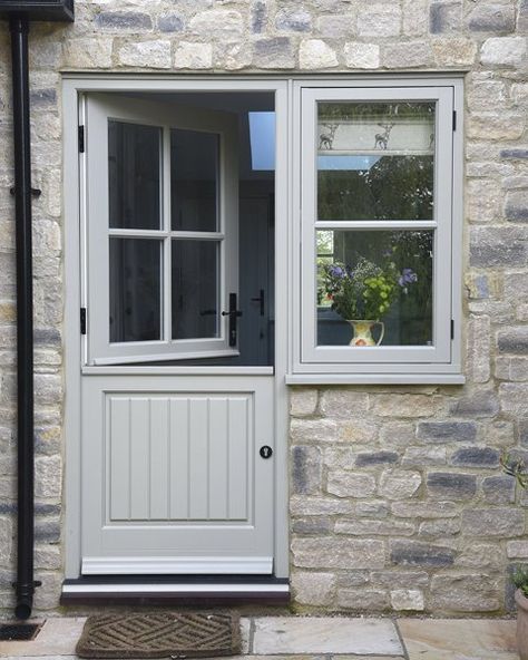 Jendela Vintage, Cottage Front Doors, Cottage Windows, Cottage Door, Casa Country, Cottage Renovation, Stable Door, Cottage Exterior, French Doors Patio