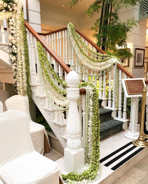 Wedding Ideas Indian, Wedding Stairs, Wedding Staircase, Indian Decoration, Wedding Reception Entrance, Different Wedding Ideas, Reception Entrance, Rustic Wedding Ceremony, Wedding Ceremony Traditions