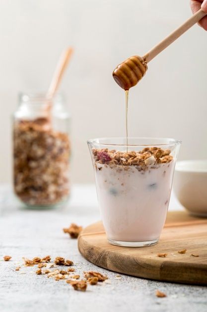 Vista frontal de yogurt con granola y mi... | Free Photo #Freepik #freephoto #comida #organico #desayuno #saludable Yogurt With Granola, Organic Breakfast, Health Diet Plan, Sugar Free Diet, Unhealthy Diet, Lchf Diet, Breakfast Healthy, 140 Pounds, Fresh Fruits And Vegetables