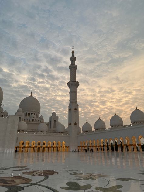 aesthetic islam dubai white mosque travel assthetic sunset White Mosque Aesthetic, Dubai Mosque, Mosque Aesthetic, Mosque Pictures, Mini Quotes, White Mosque, Sheikh Zayed Mosque, Zayed Mosque, Education Logo Design