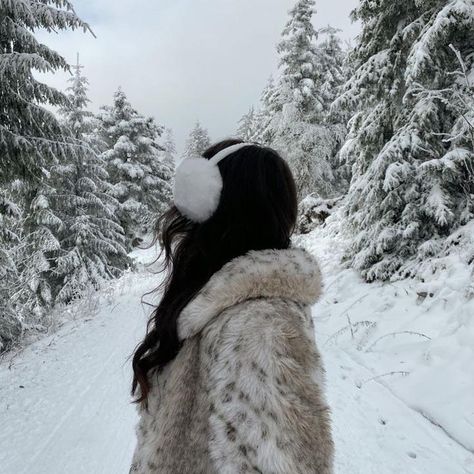 ˗ˏˋ��𝐄𝐝𝐞𝐧🤍🧖🏼‍♀️´ˎ˗ on TikTok Snow Pic Ideas, Snow Poses, Snow Photo Shoot, Winter Widgets, Winter Poses, Snow Picture, Winter Photo Ideas, Winter Vision Board, Christmas Pfps