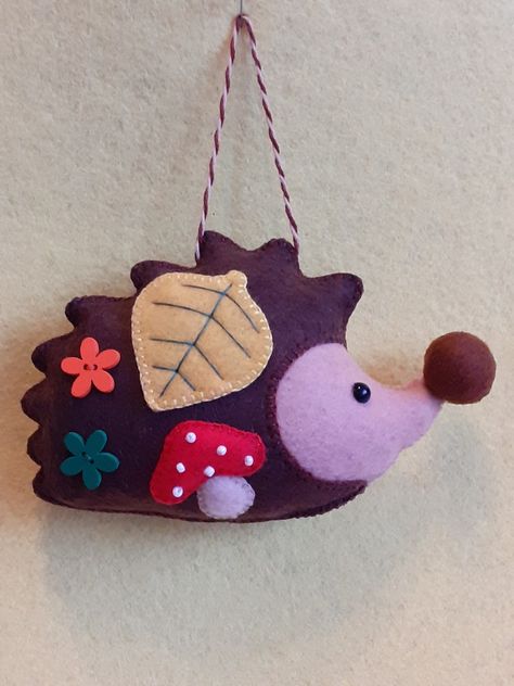 Felt Hedgehog, Felt Woodland, Sewing Stuffed Animals, Autumn Crafts, Cross Stitch Animals, Hedgehogs, Ornament Crafts, Felt Ornaments, Felt Animals