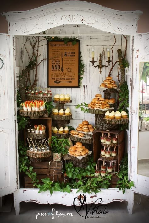 Outdoor Food Display Ideas, Rustic Food Display Table, Wood Slice Food Display, Formal Outdoor Party, Vintage Wedding Food Table, Rustic Outdoor Party Decorations, Wedding Baked Goods Table, Over Table Display Bar, Weddings In November Ideas