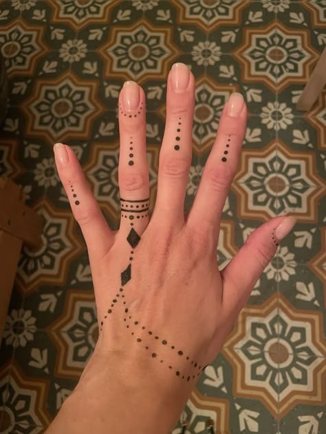 India Henna Design, Simple Mendhi Ideas, Hena Simple, Henna Tattoo Designs Easy, Simple Henna Designs Easy, Henna Motive, Henna Doodle, فنسنت فان جوخ, Small Henna Designs