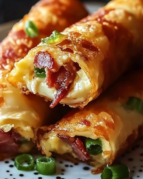 Bacon Jalapeño Popper Eggrolls Meals In A Cup, Bacon Food Ideas, Southern Appetizer Recipes, How To Cook Food, Jalapeno Popper Cups, Gameday Snacks, Tapas Ideas, Cream Cheese Snacks, Onion Appetizers