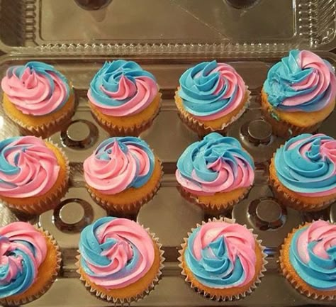 Gender Reveal Ideas Sweets Table, Candy Themed Gender Reveal, Gender Revel Desserts Table, Gender Reveal Cupcakes Ideas, Small Gender Reveal Ideas At Home, Gender Reveal Ideas Food, Gender Reveal Sweets Table, Gender Reveal Sweets, Gender Reveal Cupcake Ideas