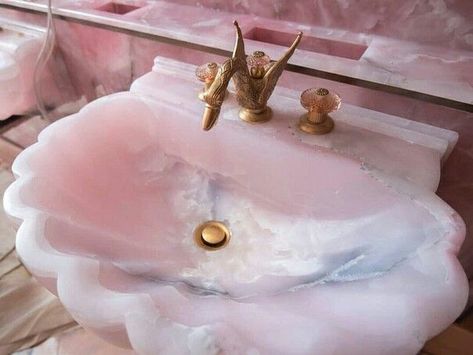 Beautiful shell sink with gold swan faucet Pink Sink, Pink Glamour, Pretty Houses, Bathroom Decorations, Mermaid Core, Dream Mansion, Bad Inspiration, Geek Decor, Painted Paneling