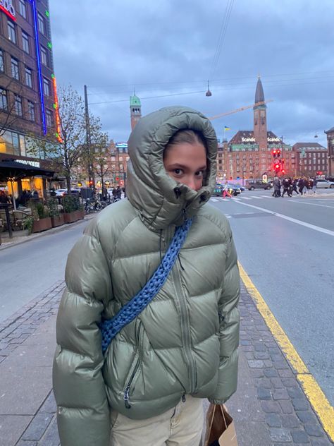 Puffer Aesthetic, Gilet Puffer Outfit, Winter Fleece Outfit, Buffer Jacket Outfit, Winter Jacket Inspiration, Puffer Street Style, Copenhagen Winter Style, Puffer Coat Street Style, Green Puffer Jacket Outfit