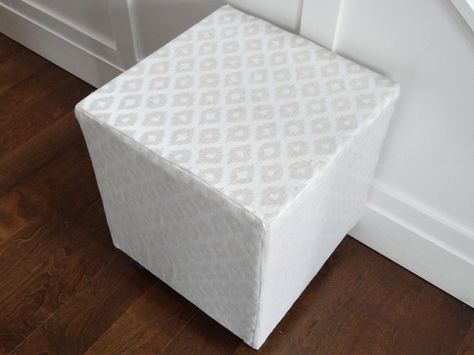 Ballard Designs Inspired Upholstered Cube Ottoman or Stool – Remodelaholic How To Upholster, Diy Ottoman, Farmhouse Dining Chairs, Small Accent Chairs, Lounge Chairs Living Room, Oversized Chair, Cube Ottoman, Ottoman Stool, House Decorating