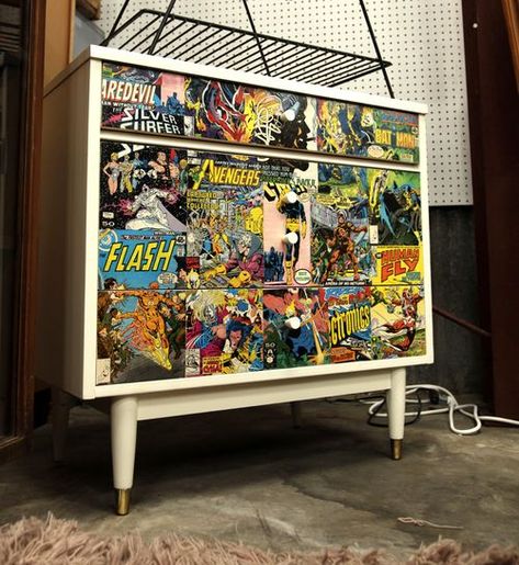 Comic_book_dresser Marvel Dresser, Marvel Boys Bedroom, Dresser Long, Super Hero Bedroom Decor, Superhero Bedroom, Barrel Projects, Decoupage Furniture, Kids Dressers, Dresser Decor