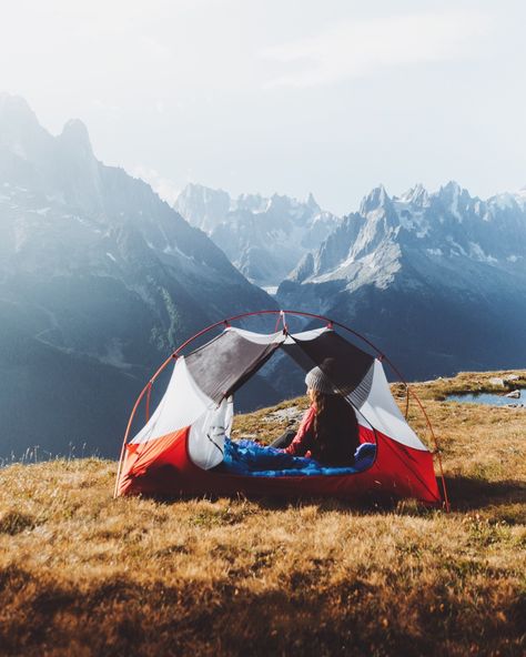 Backcountry Camping: A Guide for Beginners - alexandra taylor Tent Camping Hacks, Camping For Beginners, Backcountry Camping, Camping Guide, Adventure Aesthetic, Sleeping Under The Stars, Trekking Poles, Camping Essentials, Adventure Camping