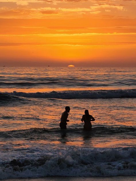 Beach Ocean Aesthetic, Beach Sunset Aesthetic, Couple Sweet, Beach Romance, Ocean Aesthetic, Beach Date, Summer Couples, Photographie Inspo, Sunset Aesthetic