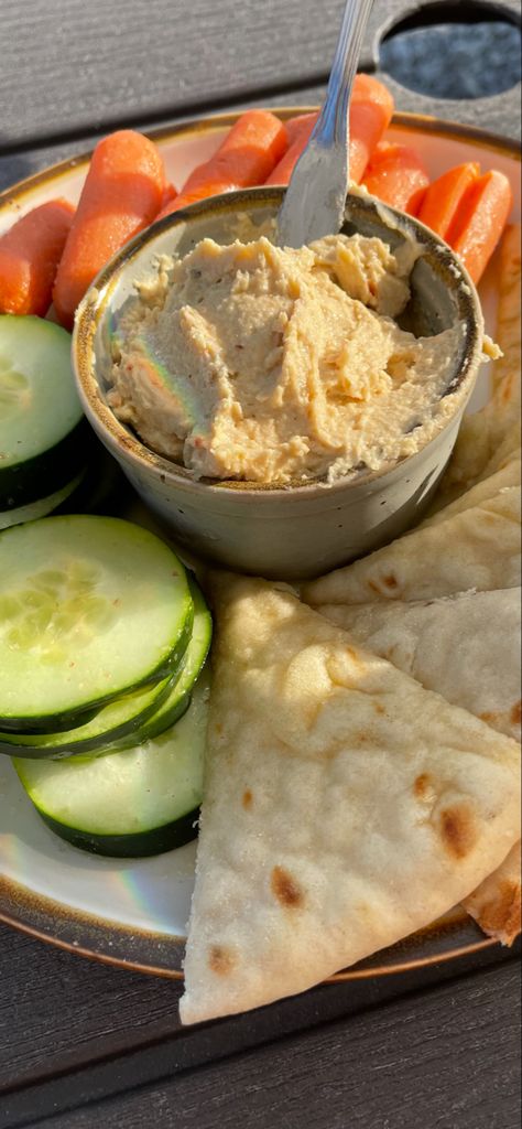 Hummus platter Pita Bread With Hummus, Pitta Bread And Hummus, Pita With Hummus, Hummus And Bread, Pita Chips And Hummus, Cucumber And Hummus Snack, Hummus Aesthetic Food, Hummus Ideas Meals, Hummus Food Ideas