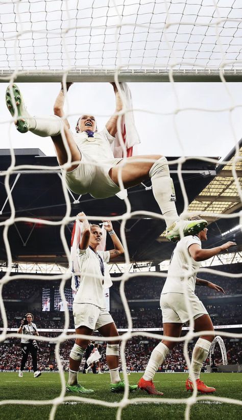 Lucy Bronze, England Ladies Football, Football Drawing, Arsenal Ladies, England Players, Football Is Life, Pro Athletes, Funny Animal Photos, England Football