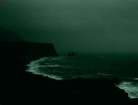 Dark Green Photos, Dark Green Sky, Dark Green And Blue Aesthetic, Green Ocean Aesthetic, Dark Green Hair, Dark Green Wallpaper, Dark Sea Green, Ocean At Night, Dark Castle