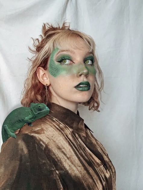 #makeup #girl #aesthetic #makeupartist #makeupaddict #instamakeup #makeuplover #makeupblogger #freelance #lizard Dinosaur Costume Makeup, Shrek Makeup Looks, Dinosaur Makeup Halloween, Lizard Costume Women, Reptile Makeup Halloween, Snail Make Up, Frog Costume Makeup, Turtle Makeup Ideas, Frog Makeup Halloween