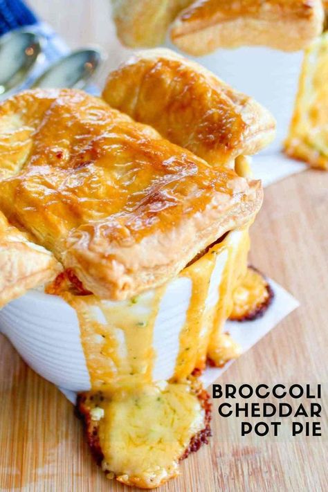 Puff Pastry Pot Pie, Vegetarian Puff Pastry, Vegetarian Pot Pie Recipe, Vegetarian Christmas Appetizers, Savory Puff Pastry, Vegetarian Pot Pie, Puff Pastry Crust, Pot Pie Filling, Vegetarian Comfort Food