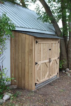 DIY Garbage bin lean-to shed Small Outdoor Shed, Garbage Shed, Curved Pergola, Diy Storage Shed, Lean To Shed, Outside Storage, Backyard Storage, Garden Tool Shed, Shed Building Plans