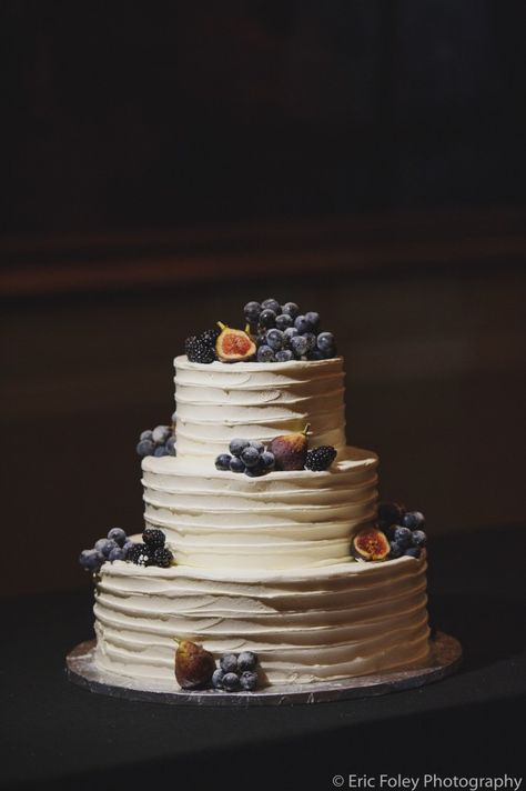 Fruit Topped Wedding Cake, Wedding Cake With Fruit Decoration, Wedding Cake Fruit Decorations, Fig Wedding Cake, Simple Fall Wedding Cakes, Wedding Cake Berries, Naked Cakes Wedding, Wedding Cake Figs, Wedding Fruit Cake