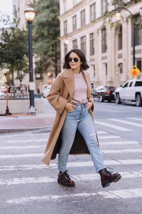 Wide Leg Jeans And Doc Martens, Doc Martens With Jeans, How To Wear Doc Martens, Jeans And Combat Boots, Wide Leg Jeans Outfit, Aquarius Rising, Mom Jeans Outfit, Winter Street, Street Style Winter