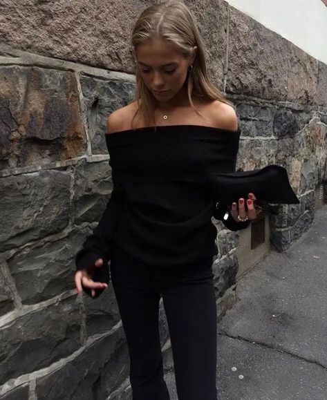 Black Off Shoulder Top Outfit, Fest Outfits, Estilo Indie, Winter 22, Skandinavian Fashion, Autumn Fits, Paris Mode, Neue Outfits, Stockholm Fashion