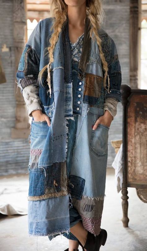 Denim Jacket Diy, Jacket Diy, Shredded Jeans, Ropa Upcycling, Diy Outfits, Patchwork Denim Jacket, Jeans Patchwork, Jeans Trend, Diy Jeans