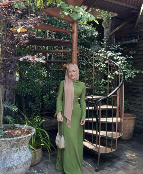 Modest Muslim Fashion, Hijabi Dresses, Hijab Fashion Summer, Mode Turban, Classy Prom Dresses, Muslim Women Fashion, Fancy Dresses Long, Muslim Fashion Hijab, Elegant Dresses Classy