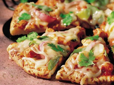 Spicy Chinese Pizza Chinese Pizza, Pizza Appetizers, Bamboo Shoots, Bean Sprouts, Sauce Tomate, Chicken Tacos, Betty Crocker, Easy Food To Make, Pizza Recipes