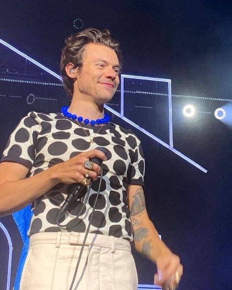 Harry Styles Cute, Harry Styles Pictures, Family Show, Harry Styles Photos, Mr Style, Harry Edward Styles, Edward Styles, One Night, Larry Stylinson