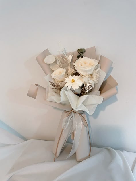 Beige Flower Bouquet, Minimal Flower Bouquet, Minimal Bouquet, Bouquet Business, Graduation Flower Bouquet, Flowers Beige, Flower Boquet, Graduation Flowers, Diy Bouquet Wrap