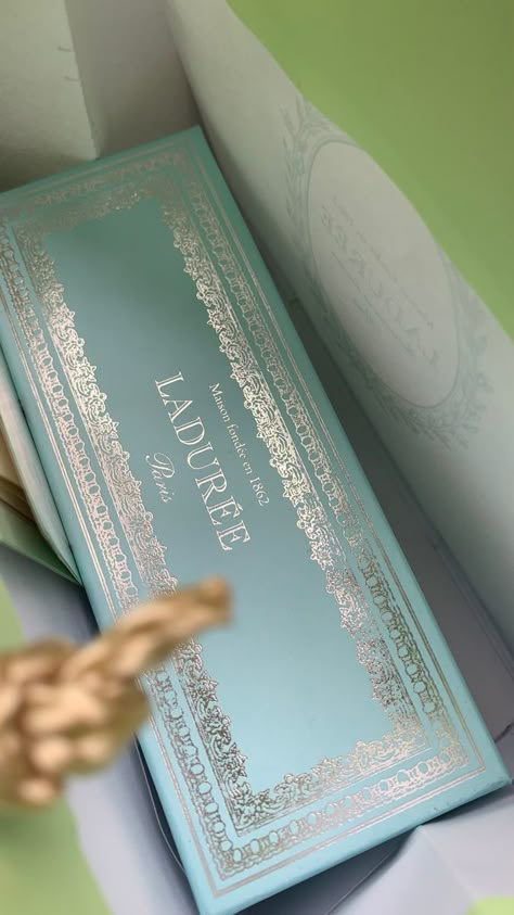 Vintage Box Design, Laduree Packaging, Christmas Packaging Design, Gift Packaging Design, Bakery Packaging Design, Custom Jewelry Packaging, Luxury Packaging Design, Bakery Branding, Fancy Packaging