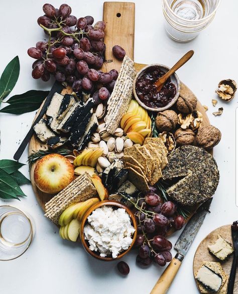 Vegan Cheese Board, Vegan Cheese Boards, Holiday Cheese Boards, Beautiful Cheese Board, Holiday Cheese, Overnight Oat, Charcuterie Cheese, Charcuterie And Cheese Board, Charcuterie Recipes