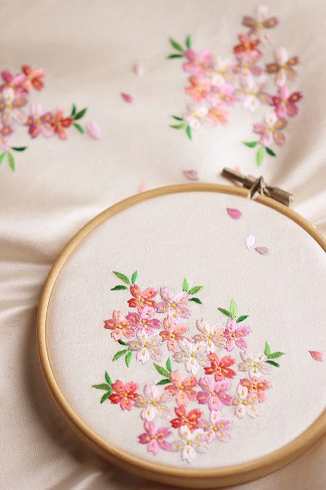 Craft Cottage, Cushion Embroidery, Floral Embroidery Patterns, Hand Embroidery Projects, Hand Embroidery Flowers, Embroidery Flowers Pattern, Japanese Embroidery, Embroidery Motifs, 자수 디자인