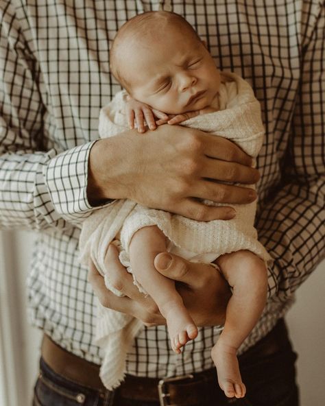 I neeeed more in home newborn sessions 🥹 They’re just so sweet. 🖤 #motherhood #lincolnnebraska #lincolnnebrasksaphotographer #LNK #omahanebraska #eaglenebraskaphotographer #omahanewbornphotographer #omahanebraskaphotographer #lifestyle #lifestylephotography #photography #pregnancyshoot #lifestylephotographer #nebraskaphotographer #nebraskaphotography #eaglenebraskaphotographer #lincolnnebraskaphotographer #maternity #pregnancy #motherhoodphotographer #motherhoodphotography Newborn Family Photos, Motherhood Photography, Newborn Poses, Newborn Lifestyle, Newborn Photoshoot, Baby Life, Newborn Session, Pregnancy Shoot, Maternity Session