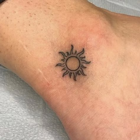 Filled In Sun Tattoo, Ornate Sun Tattoo, 90s Sun Tattoo, Funky Sun Tattoo, Sun Stick And Poke Tattoo, Sun Tattoo Aesthetic, Sun Inspired Tattoo, Swirly Sun Tattoo, Vintage Sun Tattoo