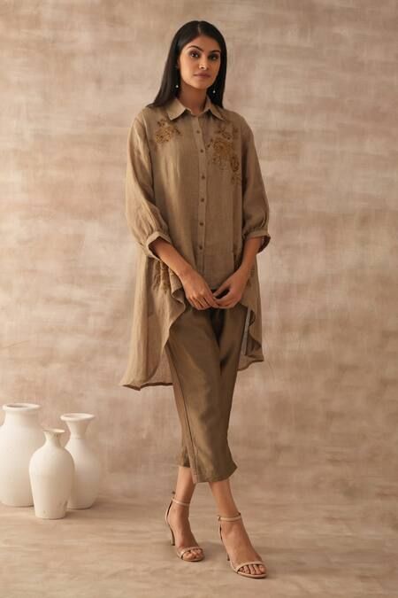 Buy Gold Tunic Linen Embroidered Thread Collared Asymmetric And Pant Set For Women by VARUN CHHABRA Online at Aza Fashions. College Outfits Fall, Christmas Outfit Aesthetic, V Neck Kaftan, Dori Embroidery, Nyc Winter Outfits, Asymmetric Tunic, Outfits Nyc, Kaftan For Women, Sets Outfit