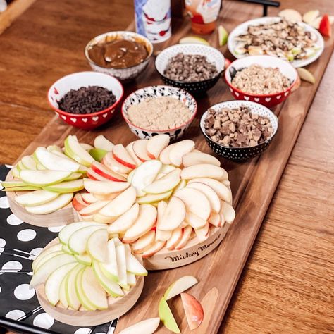 Apple Nachos Bar - Spoonful of Tinkerdust Fall Dessert Bar Ideas, Apple Nacho Bar Ideas, Candy Apple Bar Ideas, Apple Nachos Bar, Apples Nachos, Apple Nacho Bar, Candy Apple Bar, Nachos Bar, Fall Dessert Bar