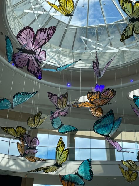 Enchanted Centerpieces Forest Theme, Butterfly Set Design, Ceiling Butterfly Decor, Butterfly Installation, Butterfly Ceiling, Conception Scénique, Hanging Butterflies, Butterfly Exhibit, Butterfly Display