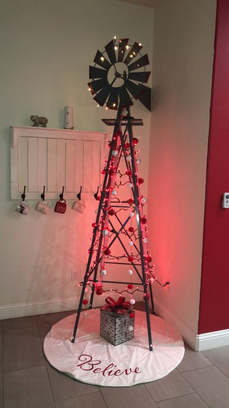 Same windmill without decor Xmas Display, Country Christmas Decorations, Diy Crafts Hacks, Crafts Hacks, Country Christmas, Hanging Chair, Display Ideas, 5th Birthday, Holiday Ideas