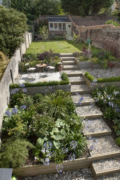 Gard Modern, Garden Gravel, Small Cottage Garden Ideas, Garden Spa, Pebble Garden, Sloped Backyard, Stone Steps, Tiered Garden, Sloped Garden