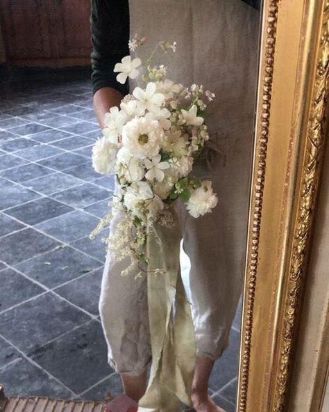 Wild Flower Arrangements, Modern Bridal Bouquets, Unique Bridal Bouquets, Winter Floral Arrangements, Green Wedding Flowers, Boquette Flowers, Garden Party Wedding, Tuscany Wedding, Winter Flowers