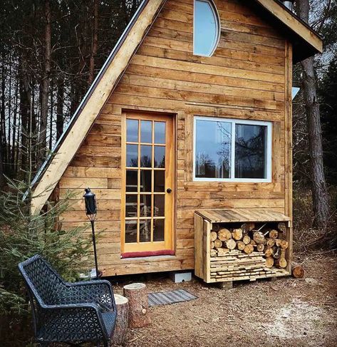 Un mini-chalet « G-Frame » à louer en amoureux en Outaouais | Espaces Mini Chalet, Micro House, Basement Decor, Small Cabin, Cabins And Cottages, Cabin Homes, Wood Stove, Glamping, Tiny House