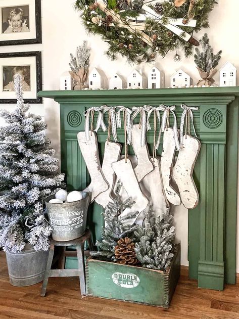 Stockings come in all shapes, sizes and colors. This tutorial will show you how to make DIY wood Christmas stockings from scrap wood and other supplies you may have on hand. Diy Christmas Cookies, Diy Stockings, Diy Christmas Garland, Stockings Christmas, Christmas Mantel Decorations, Christmas Tree Garland, Christmas Projects Diy, Christmas Wood Crafts, Wood Christmas